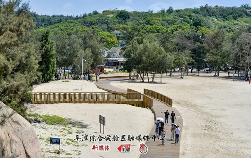 游客在南部生態廊道上漫步
